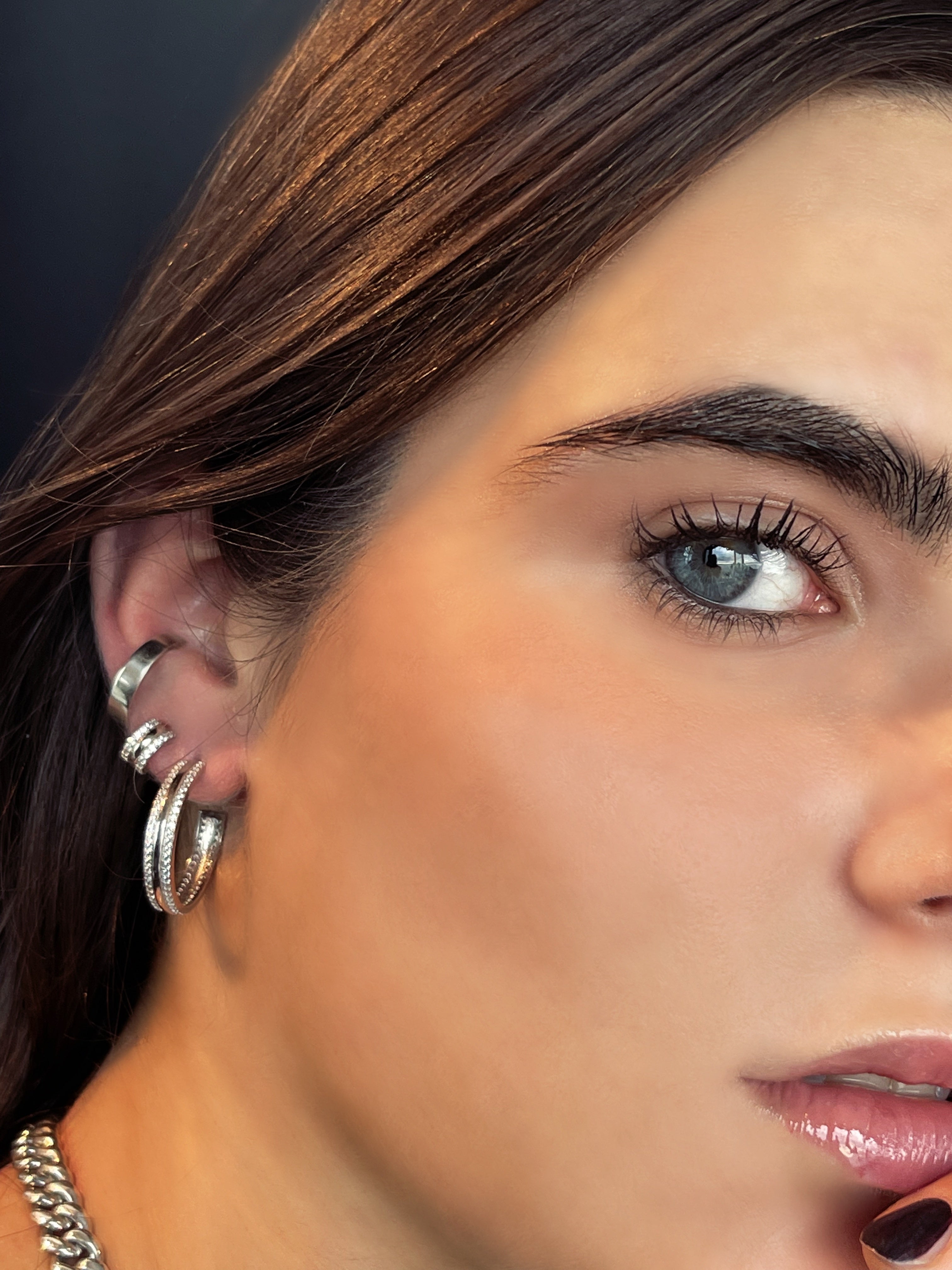 Can you shower with pearl earrings? – Bijoux Caroline Neron